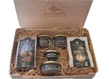 Geschenkverpakking (houten kistje) met 6 bio zwarte look producten - Aperitiefkoekjes, hummus, linzenkaviaar, spread, mosterd, hele bol